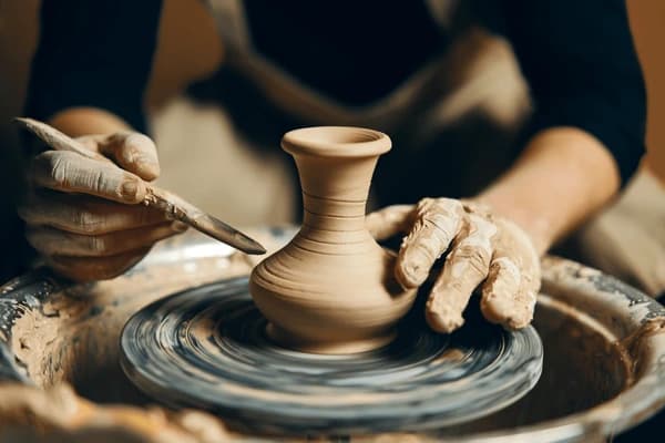 Pessoas aprendendo com tutoriais DIY